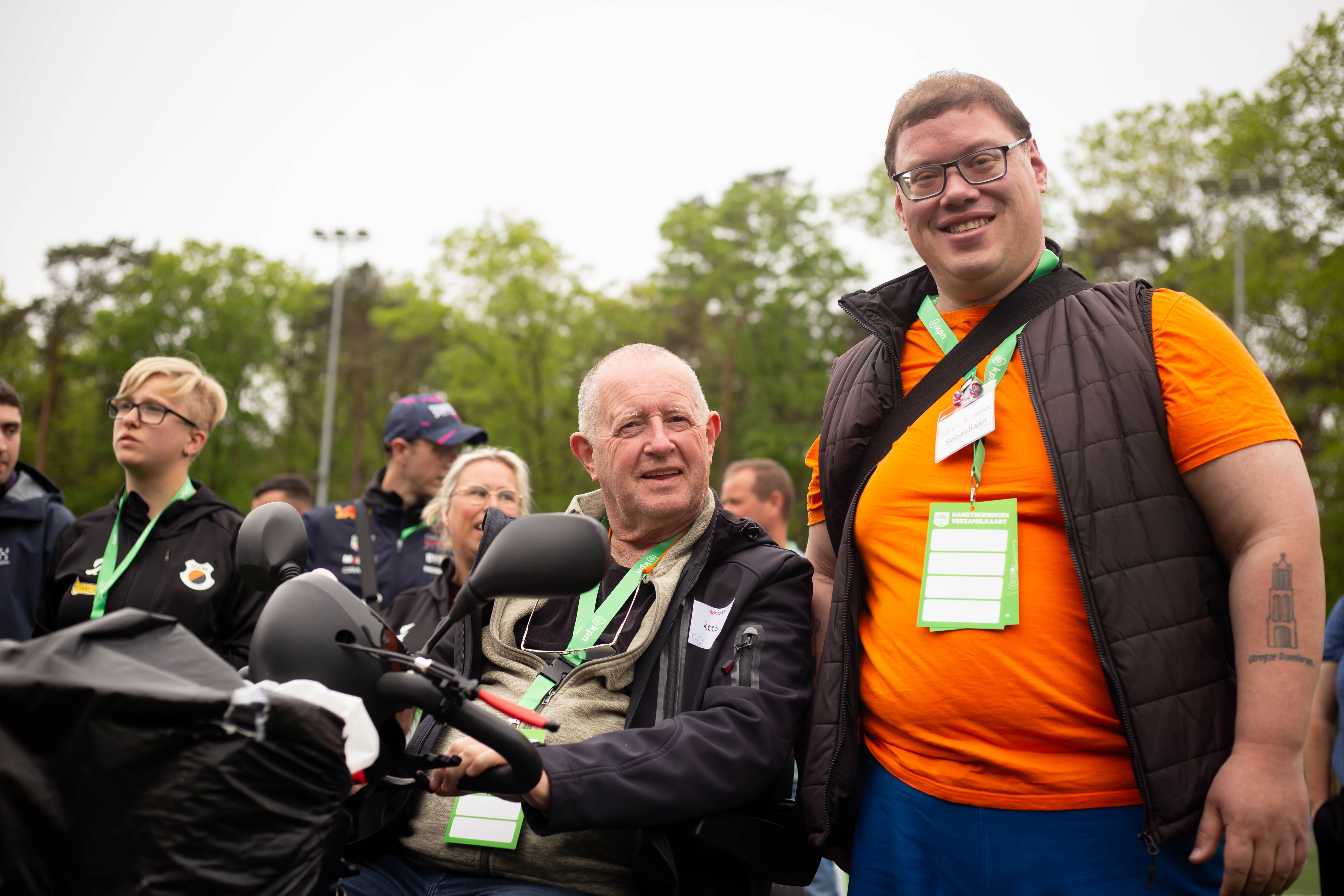Cees en Sébastiaan zijn gezellig samen naar het feest gekomen.